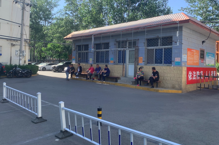 记者探访北京多个小区:疫情还未结束,别摘口罩、扎堆聚集 记者探访北京多个小区:疫情还未结束,别摘口罩、扎堆聚集