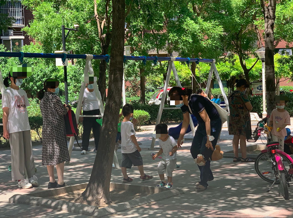 记者探访北京多个小区:疫情还未结束,别摘口罩、扎堆聚集 记者探访北京多个小区:疫情还未结束,别摘口罩、扎堆聚集