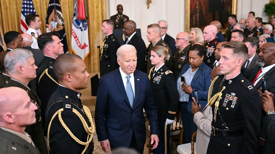 总统乔·拜登在华盛顿特区白宫东厅出席荣誉勋章颁发仪式