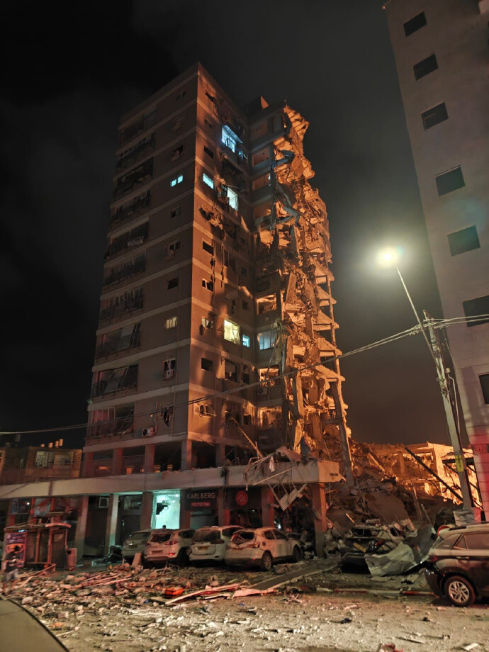 以色列巴特亚姆的居民住宅因伊朗导弹袭击而受损