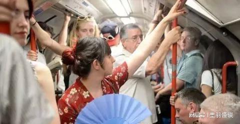 1992年的古董车,一把惊艳的手扇,车厢里充满了浓浓的贵族体味 1992年的古董车,一把惊艳的手扇,车厢里充满了浓浓的贵族体味