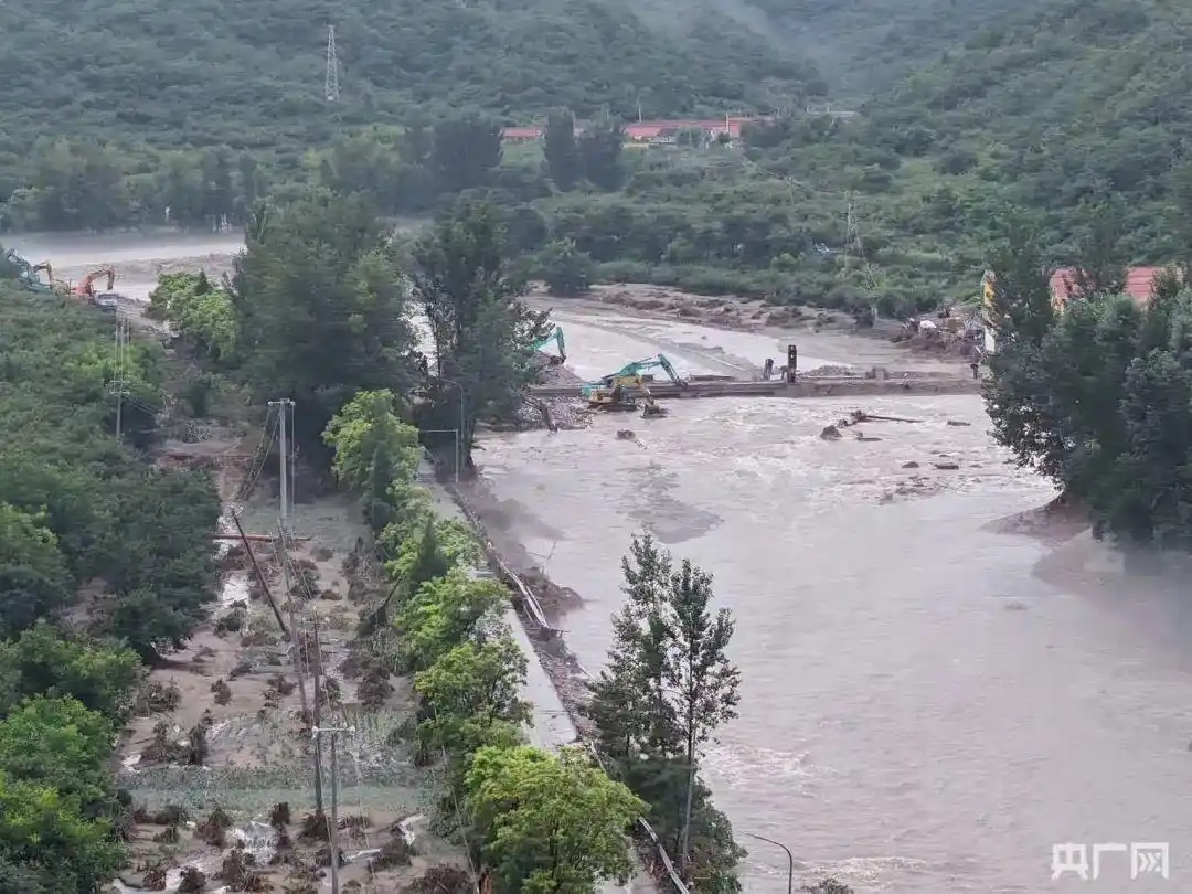 北京市密云区冯家峪镇石洞子村村口路段正在抢修
