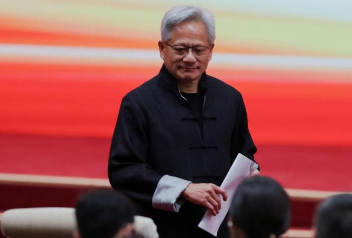 今年7月16日,英伟达首席执行官黄仁勋身穿唐装出席在北京举行的第三届中国国际供应链博览会开幕式 ... ... 今年7月16日,英伟达首席执行官黄仁勋身穿唐装出席在北京举行的第三届中国国际供应链博览会开幕式 ... ...