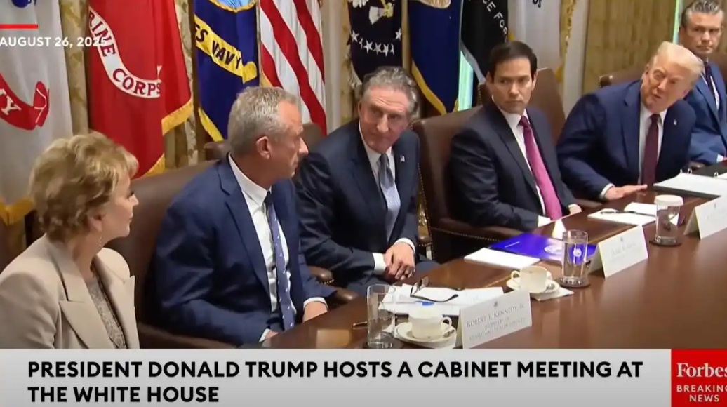 特朗普要求美国教育部长麦克马洪(左一)狠狠教训哈佛 特朗普要求美国教育部长麦克马洪(左一)狠狠教训哈佛