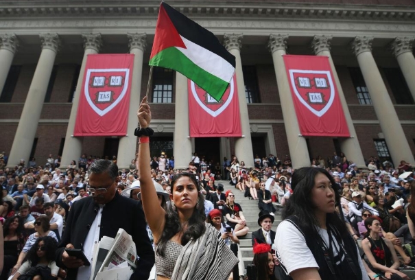 去年,数百名哈佛学生声援加沙 去年,数百名哈佛学生声援加沙