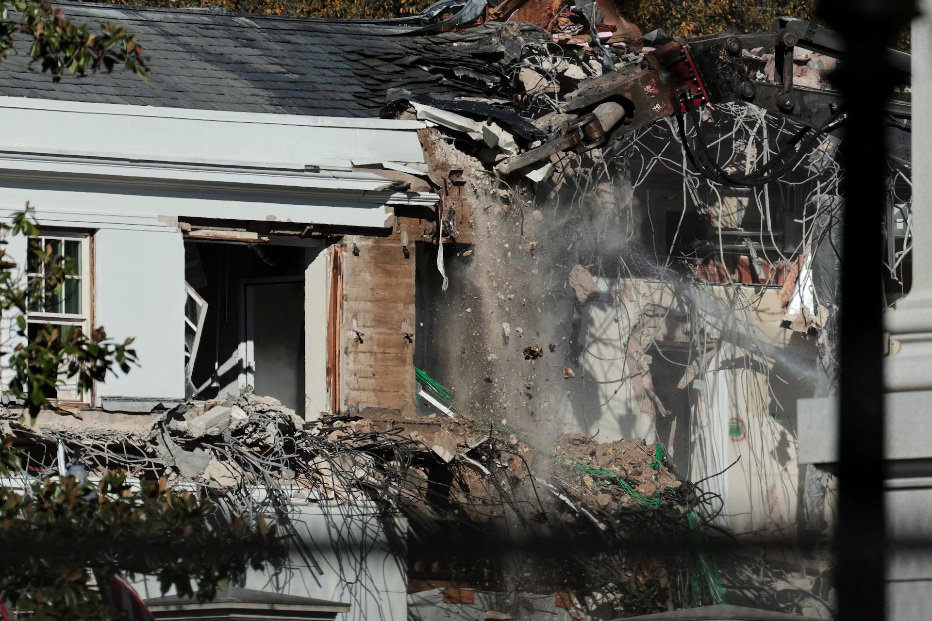 拆迁队正在拆除白宫东翼的外墙,特朗普总统计划在那里建造宴会厅 拆迁队正在拆除白宫东翼的外墙,特朗普总统计划在那里建造宴会厅